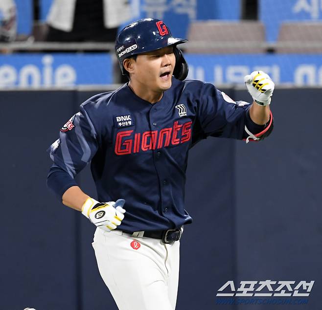 20일 수원KT위즈파크에서 열린 KBO리그 KT 위즈와 롯데 자이언츠의 경기. 9회초 1사 롯데 손호영이 솔로포를 날린 뒤 환호하고 있다. 수원=박재만 기자 pjm@sportschosun.com/2024.06.20/