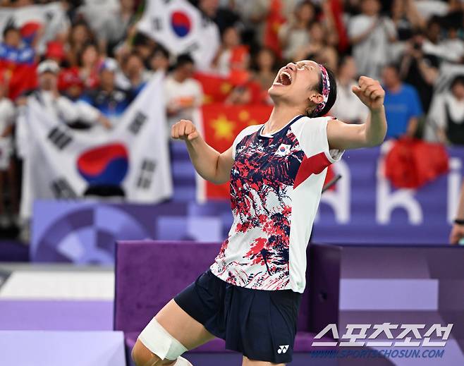 안세영이 5일(한국시각) 프랑스 파리 포르트드라샤펠 경기장에서 열린 파리올림픽 배드민턴 여자 단식 결승전에서 중국 허빙자오와 맞붙어 승리해 금메달을 땄다. 승리 후 포효하는 안세영. 파리(프랑스)=정재근 기자 cjg@sportschosun.com/2024.8.5/