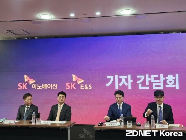 왼쪽부터 강동수 전략부문장, 박상규 SK이노베이셔 사장, 추형욱 SK E&S 사장, 서건기 SK E&S재무부문장 (사진=지디넷코리아)