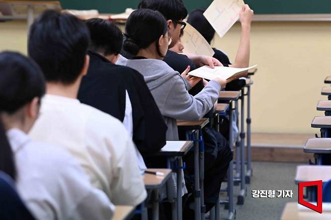 2025학년도 의과대학 증원이 반영된 입시요강이 발표된 뒤 첫 수능 모의평가일인 4일 서울 양천구 종로학원 목동 본원에서 재수생들이 모의평가를 보고 있다. 사진=강진형 기자aymsdream@