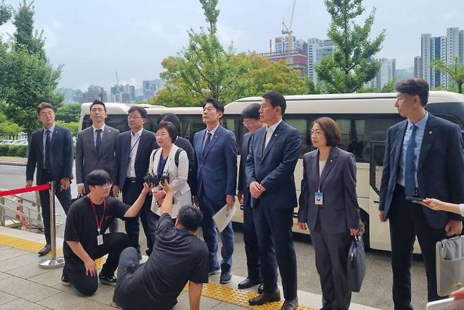 방통위 현장검증 나선 민주당 과방위원들 [이미지출처=연합뉴스]