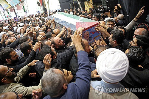 지난 1일 이란 수도 테헤란에서 열린 하마스 지도자 이스마일 하니예의 장례식에 시민들이 몰려 애도하고 있다. 로이터 연합뉴스