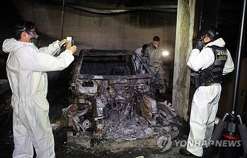 지난 2일 오전 인천 서구 청라 아파트 지하 주차장 화재 현장에서 경찰과 소방 등 관계자들이 합동 감식을 하고 있다. 전날 오전 6시 15분쯤 아파트 지하 1층에서 벤츠 전기차에 화재가 발생해 8시간 20분 만에 진화됐다. 이 화재로 지하 주차장에 있던 차량 40여대가 불에 탔고, 100여대가 열손 및 그을음 피해를 입었다. [인천=연합뉴스]