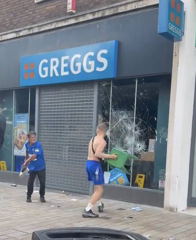 XvrLMC.jpeg 지난 주말 폭동 난 김에 러쉬 매장 약탈하는 영국인들.twitter