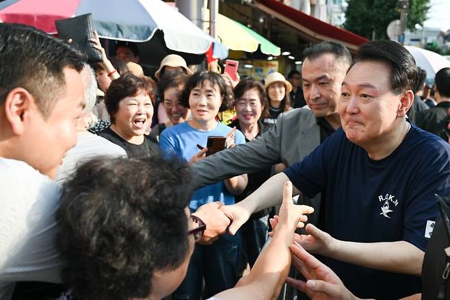 윤석열 대통령이 휴가 첫날인 5일 경남 통영중앙시장을 방문, 시민 및 상인 등과 인사나누고 있다. (사진=대통령실 제공) /사진=뉴시스