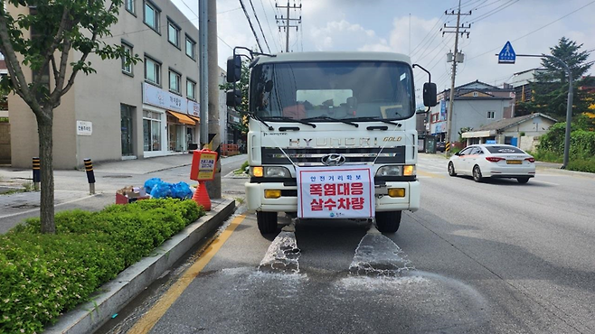 원주시가 폭염에 대응하기 위해 주요 간선도로에 살수차량을 집중 배치, 운영하고 있다. 원주시 제공