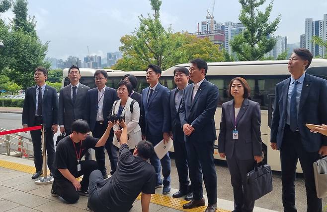 국회 과학기술정보방송통신위원회 더불어민주당 간사인 김현 의원을 비롯한 야당 과방위원들이 6일 오전 정부과천청사에서 방송통신위원회의 공영방송 이사 선임 관련 현장검증을 위해 방통위에 들어가기 전 취재진에게 입장을 밝히고 있다. 연합뉴스