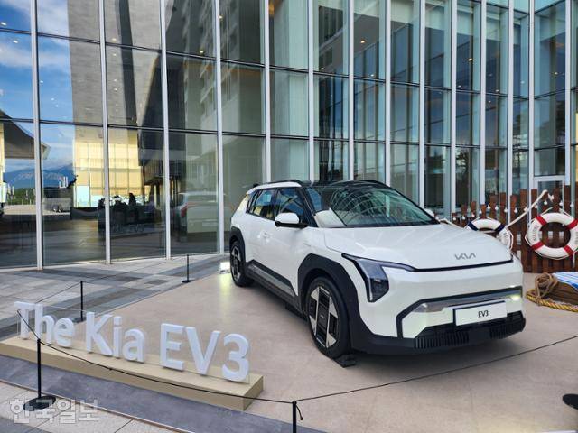 지난달 23일 롯데리조트 속초에 기아 EV3가 전시돼 있다. 속초=나주예 기자