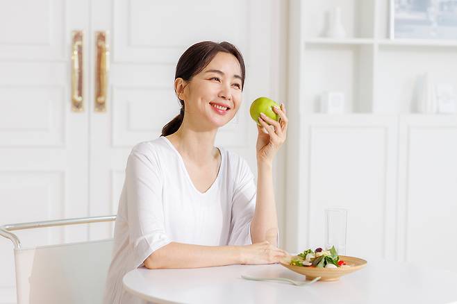 식사량을 줄이기 전 2주 동안 근육을 키우고 숙면을 취하면, 이후에 식사량을 조금만 줄여도 살이 잘 빠진다./클립아트코리아