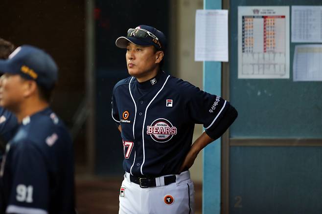 <yonhap photo-4292="">지난해 7월 4일 경북 포항야구장에서 열린 KBO 프로야구 두산 베어스와 삼성 라이온스의 경기. 두산 이승엽 감독이 경기를 지켜보고 있다. 사진=두산 제공</yonhap>