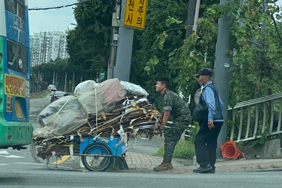 최근 페이스북 페이지 '육군훈련소 대신 전해드립니다'에는 경기 안양시에서 폭염 가운데 리어카 노인을 도운 한 해병대원의 미담이 소개됐다. 사진은 게시물 캡처. [사진=육군훈련소 대신 전해드립니다]