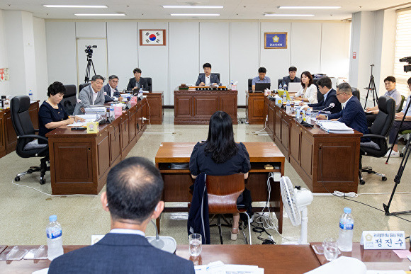 군산시민발전주식회사 대표이사 후보자에 대한 인사청문회가 진행되고 있다. [사진=군산시의회 ]