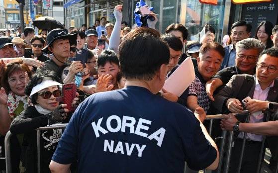 윤석열 대통령이 여름 휴가 첫날인 5일 오후 경남 통영중앙시장을 찾아 시민들과 인사를 나누고 있다. 뉴스1