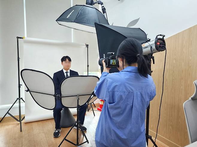 광주청년센터에서 진행하고 있는 구직 청년 사진 촬영 서비스 모습. 광주시 제공
