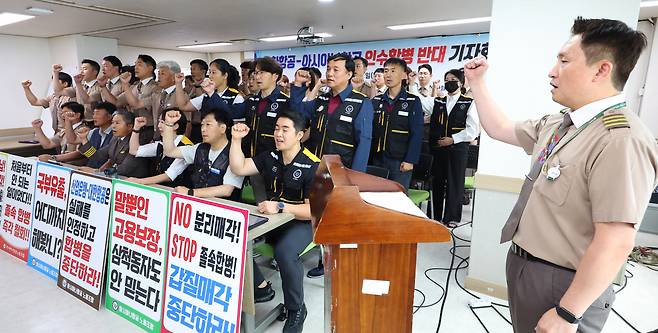 Asiana Airlines' labor unions deliver a joint statement at a press conference in central Seoul, July 11. (Yonhap)