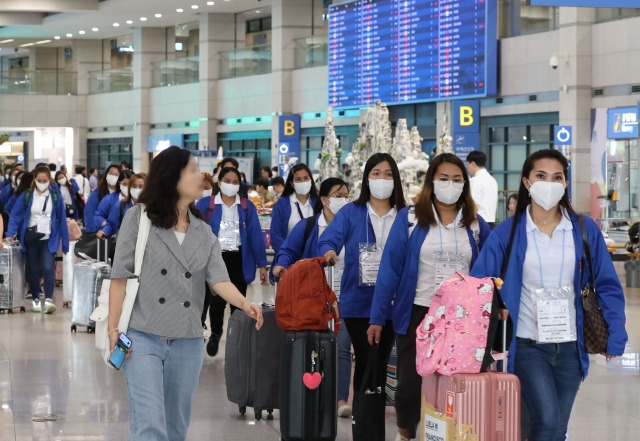 외국인 가사관리사 시범사업에 참여하는 필리핀 가사관리사들이 6일 아침 인천국제공항 제1터미널을 통해 입국한 뒤 버스로 이동하고 있다.