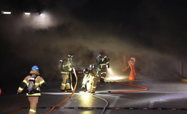 지난 1일 오전 인천 서구 청라 아파트 지하 주차장 화재 현장으로 소방대원들이 진입하는 모습. 연합뉴스