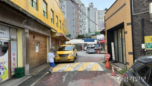 5일 오후 2시께 오산시 오산동의 어린이보호구역이 아닌 한 어린이집 정문 앞 이면 도로로 한 아이가 걸어가고 있다. 오종민기자