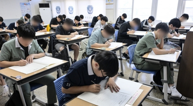 수원특례시 유신고등학교에서 3학년 학생들이 수학영역 시험을 치르고 있다. 경기일보DB