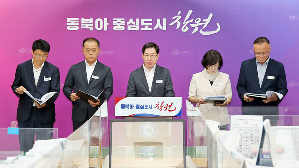 박동진(가운데) 창원시 문화관광체육국장이 6일 시청 브리핑룸에서 파크골프장 운영 등 계획을 설명하고 있다. /창원시