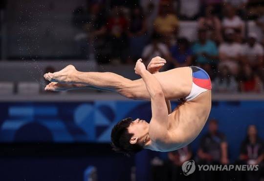 다이빙 경기 펼치는 이재경