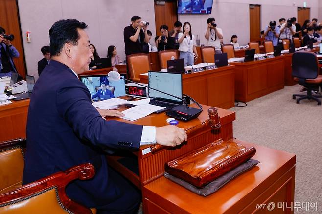 (서울=뉴스1) 안은나 기자 = 20일 오후 서울 여의도 국회에서 열린 농림축산식품해양수산위원회 제1차 전체회의에서 어기구 위원장이 국민의힘 의원들 불참 속에 개의를 선언하고 있다. 2024.6.20/뉴스1  Copyright (C) 뉴스1. All rights reserved. 무단 전재 및 재배포,  AI학습 이용 금지. /사진=(서울=뉴스1) 안은나 기자