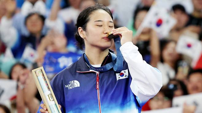 대한민국 배드민턴 국가대표팀 안세영이 5일(한국시간) 프랑스 파리 아레나 포르트 드 라 샤펠에서 열린 '2024 파리 올림픽' 배드민턴 여자 단식 시상식에서 금메달에 입을 맞추고 있다. /2024.08.05. /파리=뉴시스