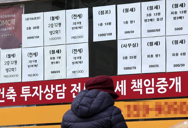 정부가 8월15일 전까지 '부동산 종합 대책'을 발표하겠다고 밝힌 가운데 전문가들은 비아파트 시장의 수요가 침체된 상황에서 '수요 없는 공급' 대책은 공급 과잉만 낳을 뿐 실효성이 떨어진다고 지적했다. 사진은 서울 은평구 빌라 밀집 지역의 한 부동산중개업소에 매물 안내문이 붙어있는 모습. /사진=뉴시스