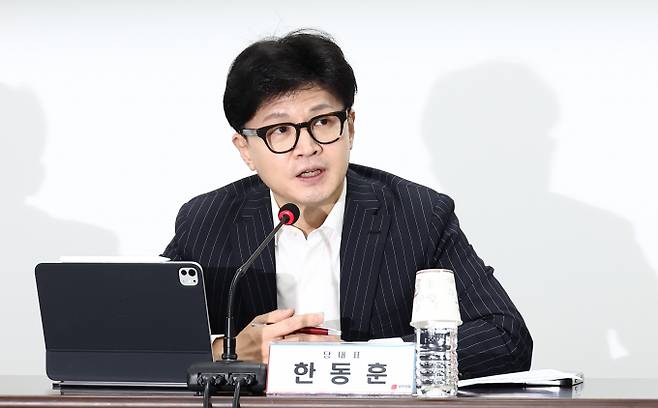 한동훈 국민의힘 대표가 더불어민주당을 향해 금융투자세 폐지를 강조했다. 사진은 한 대표가 지난 5일 서울 여의도 국민의힘 당사에서 열린 최고위원회의에서 모두발언하는 모습. /사진=뉴스1