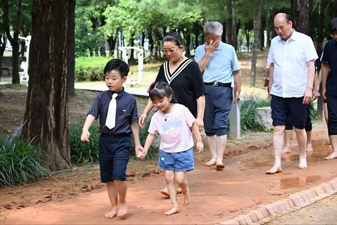 박형덕 동두천시장이 지역 청소년과 함께한 황톳길 맨발 걷기 체험소식을 공유했다. / 사진=박형덕 동두천시장 페이스북