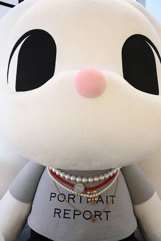 서울 중구 신세계면세점 명동점 10층에 놓여있는 2m가 넘는 ‘바니’ 인형이 포트레이트리포트의 주얼리 대형 버전을 착용하고 있다. [신세계면세점 제공]