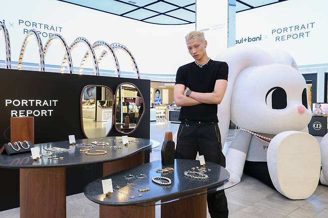 주얼리 브랜드인 포트레이트 리포트의 안재형 크리에이티브 디렉터가 신세계면세점 명동점 10층 전시 공간에서 포즈를 취하고 있다. [신세계면세점 제공]