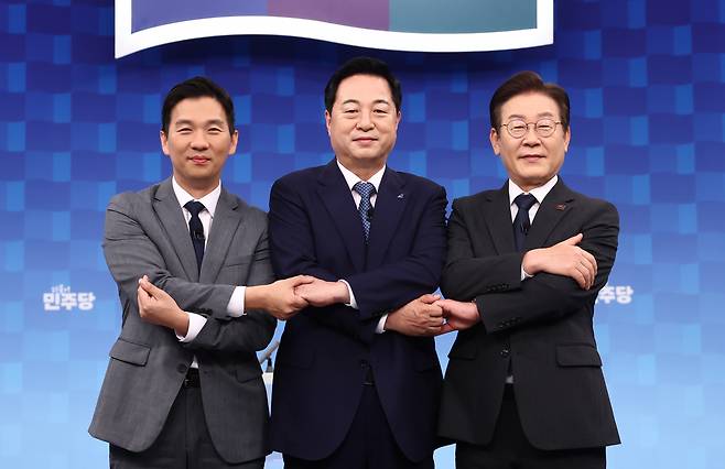 더불어민주당 김지수(왼쪽부터), 김두관, 이재명 당 대표 후보가 6일 서울 양천구 SBS 목동스튜디오에서 열린 방송토론회에 앞서 기념 촬영을 하고 있다. [연합]