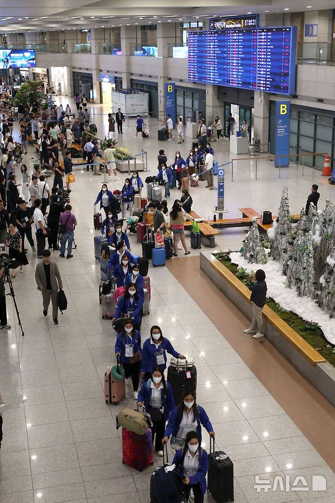 [인천공항=뉴시스] 공항사진기자단 = 외국인 가사관리사 시범사업에 참여하는 필리핀인 가사관리사들이 6일 오전 인천국제공항을 통해 입국하고 있다. 2024.08.06. photo@newsis.com