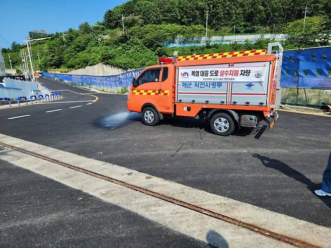 [부산=뉴시스] 폭염 대응 살수차 운영 (사진=부산 남구 제공) 2024.08.06. photo@newsis.com *재판매 및 DB 금지