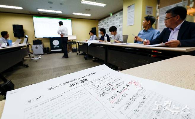 임성호 종로학원 대표이사와 국어영역 강사들이 서울 양천구 종로학원 본사에 마련된 2025학년도 6월 평가원 수능모의고사 분석 상황실에서 국어 영역 문제 분석을 하고 있다. 황진환 기자