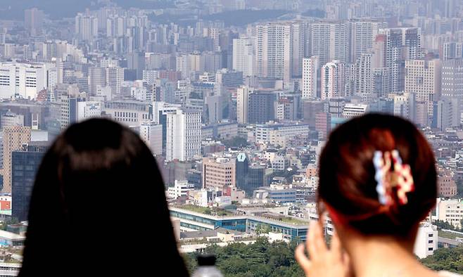 서울 중구 남산에서 바라본 도심에 아파트 단지가 보이고 있다. 뉴스1