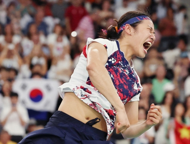 안세영이 5일(현지시각) 프랑스 파리 아레나 포르트 드 라샤펠에서 열린 2024 파리 올림픽 배드민턴 단식 결승 중국 허빙자오와 경기에서 승리하며 금메달을 확정한 뒤 환호하고 있다. 뉴시스