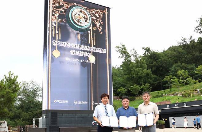 이달 1일 광명동굴에서 경기콘텐츠진흥원과 광명도시공사, 릭스스튜디오 관계자들이 업무협약을 맺은 뒤 기념촬영을 하고 있다. 경기콘텐츠진흥원 제공