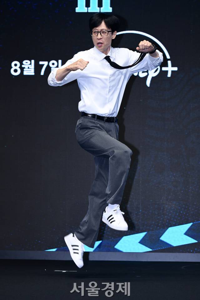 방송인 유재석이 6일 오전 서울 영등포구 콘래드 서울 호텔에서 진행된 디즈니 플러스 오리지널 예능 ‘더 존: 버텨야 산다’ 시즌 3 제작발표회에서 포즈를 취하고 있다. 김규빈 기자 2024.08.06