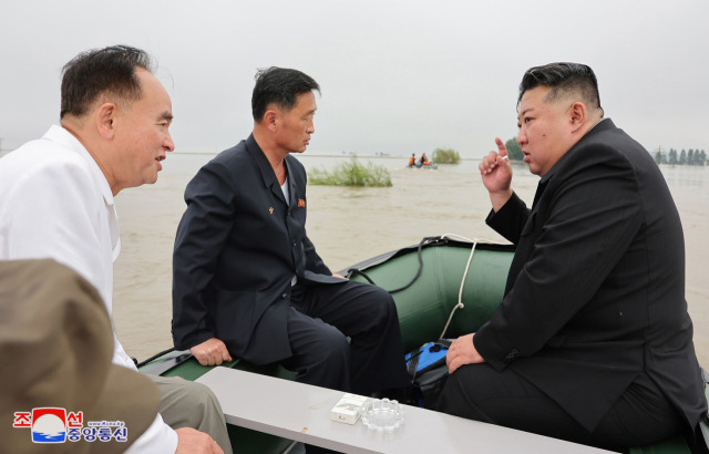 김정은 북한 국무위원장이 지난달 말 평안북도 신의주시의 압록강 침수지역을 돌아보고 있다. 조선중앙통신 연합뉴스