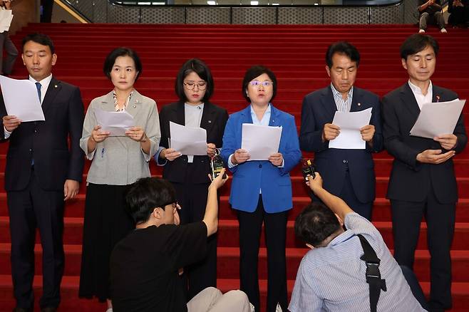 국회 과학기술정보방송통신위원회 소속 야당 의원들이 본회의를 앞둔 1일 오후 국회 로텐더홀에서 이진숙 방송통신위원장 탄핵소추안 발의 기자회견을 하고 있다. ⓒ 연합뉴스