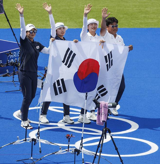 여자 양궁 선수들이 지난 파리 올림픽 여자 단체전 우승으로 이 종목 올림픽 10연패를 달성하고 기뻐하고 있다. 연합뉴스