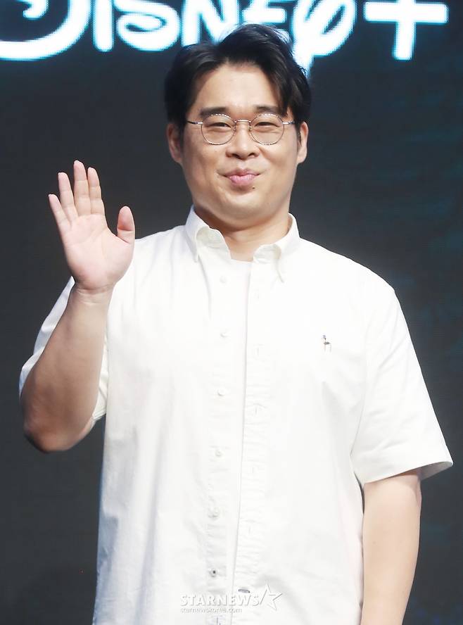 김동진 PD가 6일 오전 서울 여의도 콘래드호텔에서 진행된 디즈니+ 예능 '더 존 : 버텨야 산다3' 제작발표회에 참석해 포즈를 취하고 있다.  오직 4시간, 끝없는 AI의 공격부터 내 집 마련 전세 대출금 갚기, 선 넘지 않고 버티기 등 극한의 현실 공감 미션을 버티기 위해 더 강력하게 돌아온 ‘존버즈’ 유재석, 권유리, 김동현, 덱스의 ‘도파민 ON’ 버라이어티 '더 존 : 버텨야 산다3'는 오는 7일 공개된다. /2024.08.06 /사진=이동훈