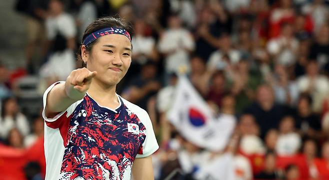 여자 배드민턴 세계랭킹 1위 안세영이 5일(한국시간) 프랑스 파리 포르트드라샤펠 경기장에서 열린 2024 파리 하계올림픽 배드민턴 여자 단식 결승에서 세계랭킹 9위 허빙자오를 게임 스코어 2-0(21-13 21-16)으로 완파하고 금메달을 따냈다. 다만 우승 확정 후 인터뷰를 통해 대한배드민턴협회와 이번 대회 준비 과정에서 갈등이 있었음을 시사하면서 향후 대표팀 은퇴 가능성도 내비쳤다. 사진 연합뉴스