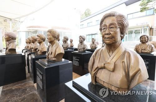 나눔의 집에 세워진 일본군 위안부 피해 할머니들 흉상 [연합뉴스 자료사진]