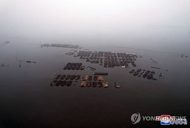 폭우로 침수된 평안북도 신의주시 (평양 조선중앙통신=연합뉴스) 북한이 평안북도와 자강도를 비롯한 수해지역들 복구대책을 수립하기 위한 당 중앙위원회 제8기 제22차 정치국 비상확대회의가 김정은 국무위원장 주재로 지난 29일부터 30일까지 평안북도 신의주시에서 진행됐다고 조선중앙통신이 31일 보도했다. 사진은 폭우로 침수된 평안북도 신의주시. 2024.7.31 
    [국내에서만 사용가능. 재배포 금지. For Use Only in the Republic of Korea. No Redistribution] nkphoto@yna.co.kr