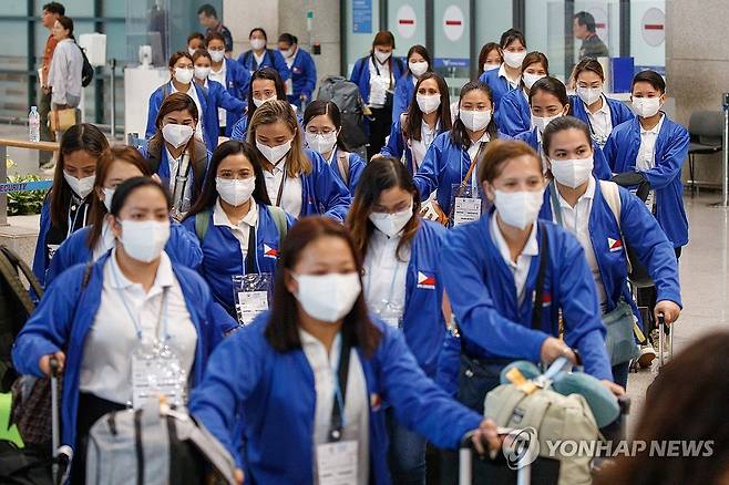 입국하는 필리핀 가사관리사 (서울=연합뉴스) 외국인 가사관리사 시범사업에 참여할 필리핀 노동자들이 6일 인천국제공항을 통해 입국하고 있다. 2024.8.6 [공항사진기자단] photo@yna.co.kr