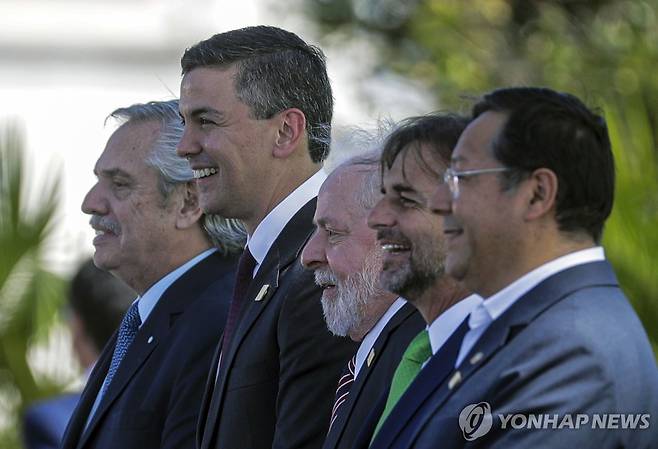 남미공동시장 정상회의서 기념촬영하는 정상들 (리우데자네이루 EPA=연합뉴스) 2023년 12월 7일(현지시간) 브라질 리우데자네이루에서 열린 제63회 남미공동시장(MERCOSUR) 정상회의에서 각국 정상들이 기념 촬영을 위해 포즈를 취하고 있다. 왼쪽부터 알베르토 페르난데스 아르헨티나 대통령, 산티아고 페냐 파라과이 대통령, 루이스 이나시우 룰라 다시우바 브라질 대통령, 루이스 라카예 포우 우루과이 대통령, 루이스 아르세 볼리비아 대통령. 2023.12.08 passion@yna.co.kr