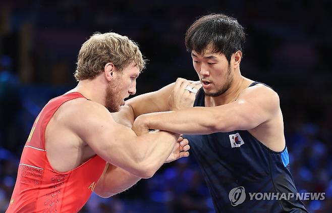 16강전 치르는 김승준 (파리=연합뉴스) 임화영 기자 = 6일(현지시간) 프랑스 파리 샹드마르스 경기장에서 열린 2024 파리올림픽 레슬링 남자 그레코로만형 97kg급 16강전에 출전한 한국 김승준이 아르메니아 아르투르 알렉사냔과 실력을 겨루고 있다. 2024.8.6 hwayoung7@yna.co.kr